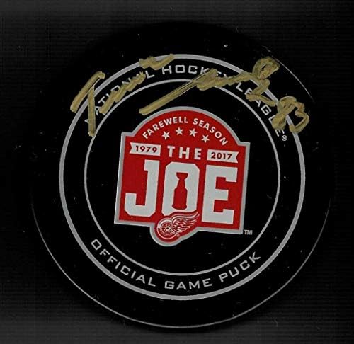 Tomas Nosek İmzalı Detroit Red Wings Joe Louis Arena JLA Veda Oyunu Diski-İmzalı NHL Diskleri