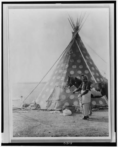 Tarihsel Bulgular Fotoğraf: Kara Ayaklı Bir Tepee, Siksika, Kuzey Amerika Kızılderilileri, Edward S. Curtis, c1927